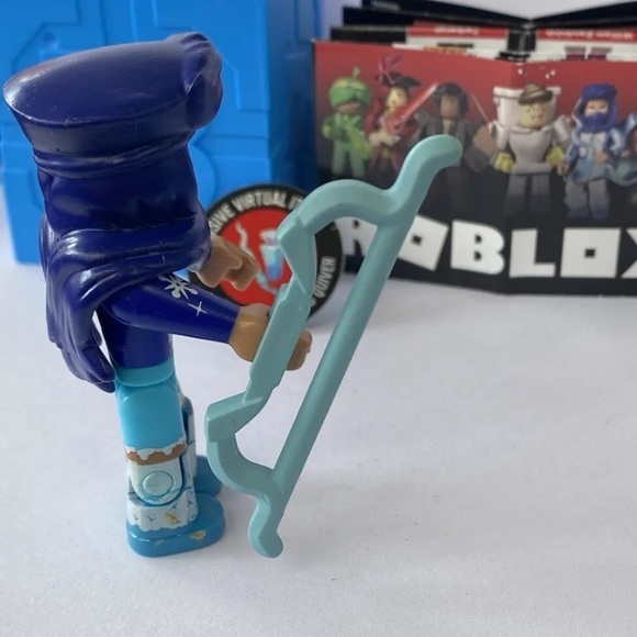 Roblox STAR SORORITY WINTER HUNTER Series 9 Frozen Bow & Quiver Virtual Code Toy - Picture 2 of 10